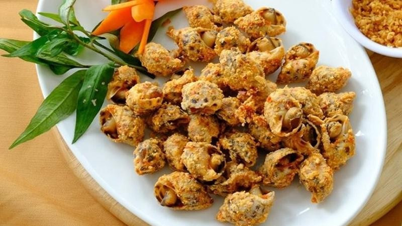 Tuy nhiên, để đảm bảo an toàn, ốc hương cần được chế biến chín kỹ trước khi sử dụng. Việc ăn ốc sống hoặc tái có thể tiềm ẩn nguy cơ nhiễm ký sinh trùng và vi khuẩn gây bệnh đường tiêu hóa. Những người mắc bệnh gout, rối loạn chuyển hóa purin hoặc có nồng độ acid uric cao nên hạn chế ăn ốc hương. Phụ nữ mang thai và trẻ nhỏ cũng cần chú ý lựa chọn nguồn ốc tươi, rõ xuất xứ và đảm bảo quá trình nấu chín hoàn toàn. Ảnh minh họa