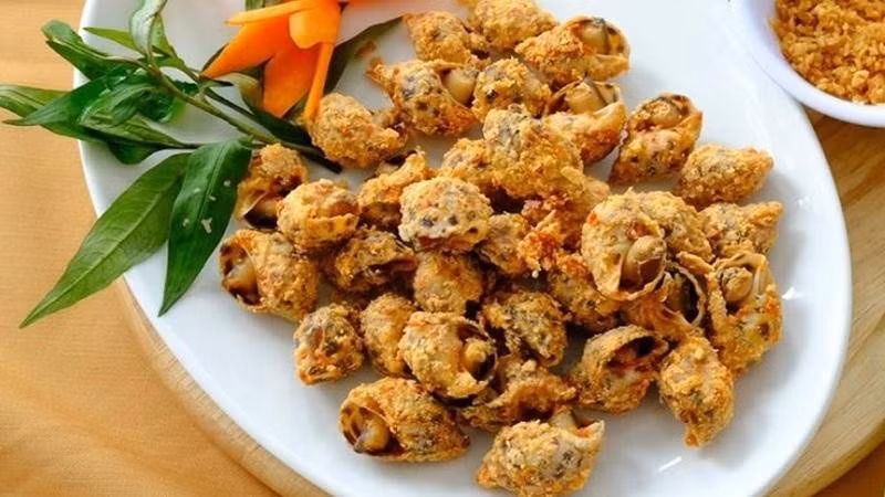 Tuy nhiên, để đảm bảo an toàn, ốc hương cần được chế biến chín kỹ trước khi sử dụng. Việc ăn ốc sống hoặc tái có thể tiềm ẩn nguy cơ nhiễm ký sinh trùng và vi khuẩn gây bệnh đường tiêu hóa. Những người mắc bệnh gout, rối loạn chuyển hóa purin hoặc có nồng độ acid uric cao nên hạn chế ăn ốc hương. Phụ nữ mang thai và trẻ nhỏ cũng cần chú ý lựa chọn nguồn ốc tươi, rõ xuất xứ và đảm bảo quá trình nấu chín hoàn toàn. Ảnh minh họa