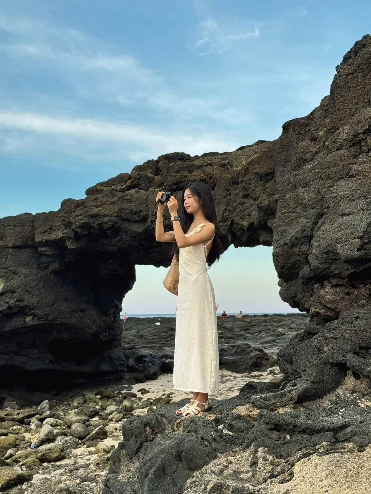 Không có kế hoạch cụ thể, hành lý mang theo chỉ là vài bộ quần áo, chiếc tripod quen thuộc, một chiếc quạt pin nhỏ – đủ gọn nhẹ cho những ngày rong ruổi nơi đảo vắng. Và cũng đủ cho một hành trình không gấp gáp, không ràng buộc. Thủy đến Lý Sơn vào một buổi sáng nắng và gió. Không tiếng còi xe, không nhịp sống hối hả, chỉ còn lại tiếng sóng vỗ, mùi biển mằn mặn và cảm giác nhẹ nhõm khi mọi thứ dường như tách khỏi những bộn bề thường nhật.