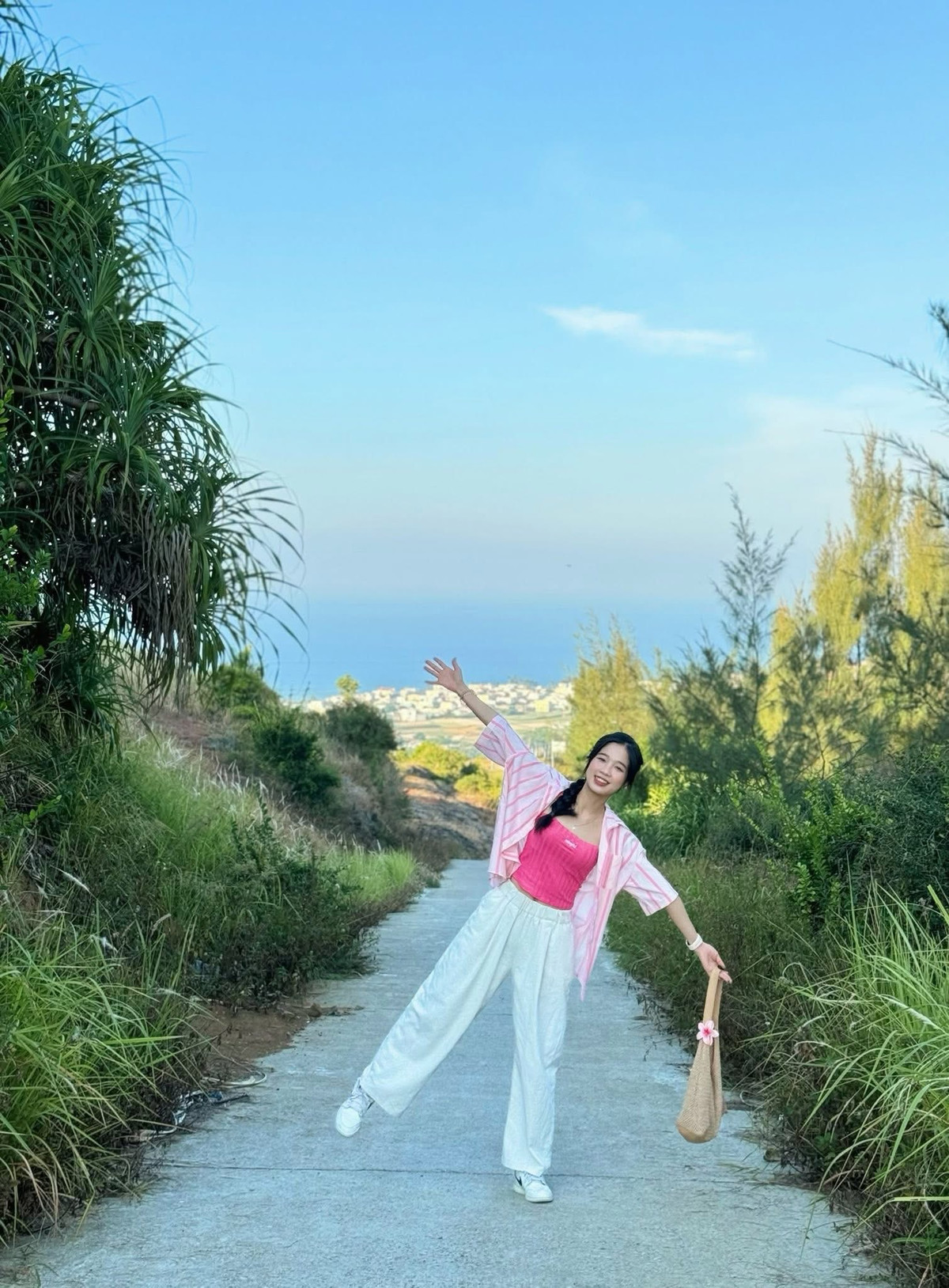 Người dân Lý Sơn hiền hậu và thân thiện. Những lần đi chợ, Thủy thường được các cô chú bán hàng hỏi han: “Đi một mình à con?”, “Ở trọ đâu?”, rồi dặn dò kỹ càng: “Nhớ đội nón vào nhé, nắng ở đây cháy da như rang muối đó!”. Không ai vồn vã, nhưng sự quan tâm vẫn ấm lòng.