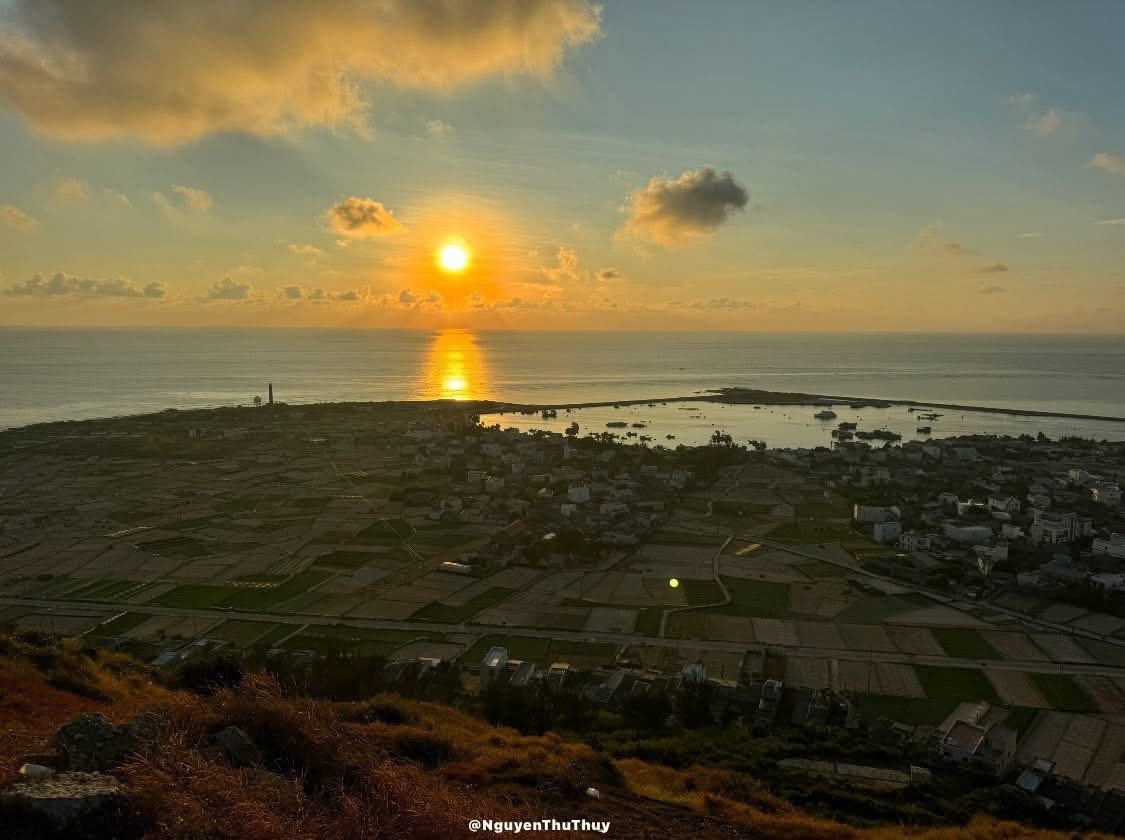 hi nắng vẫn còn rực và mùa mưa chưa kịp ghé, Nguyễn Thu Thủy quyết định xách ba lô lên và đến Lý Sơn – một mình. Không vì buồn, không vì trốn chạy, chỉ đơn giản là nếu không đi lúc này, có thể cô lại bỏ lỡ một chuyến đi chẳng biết đến bao giờ mới thực hiện được.