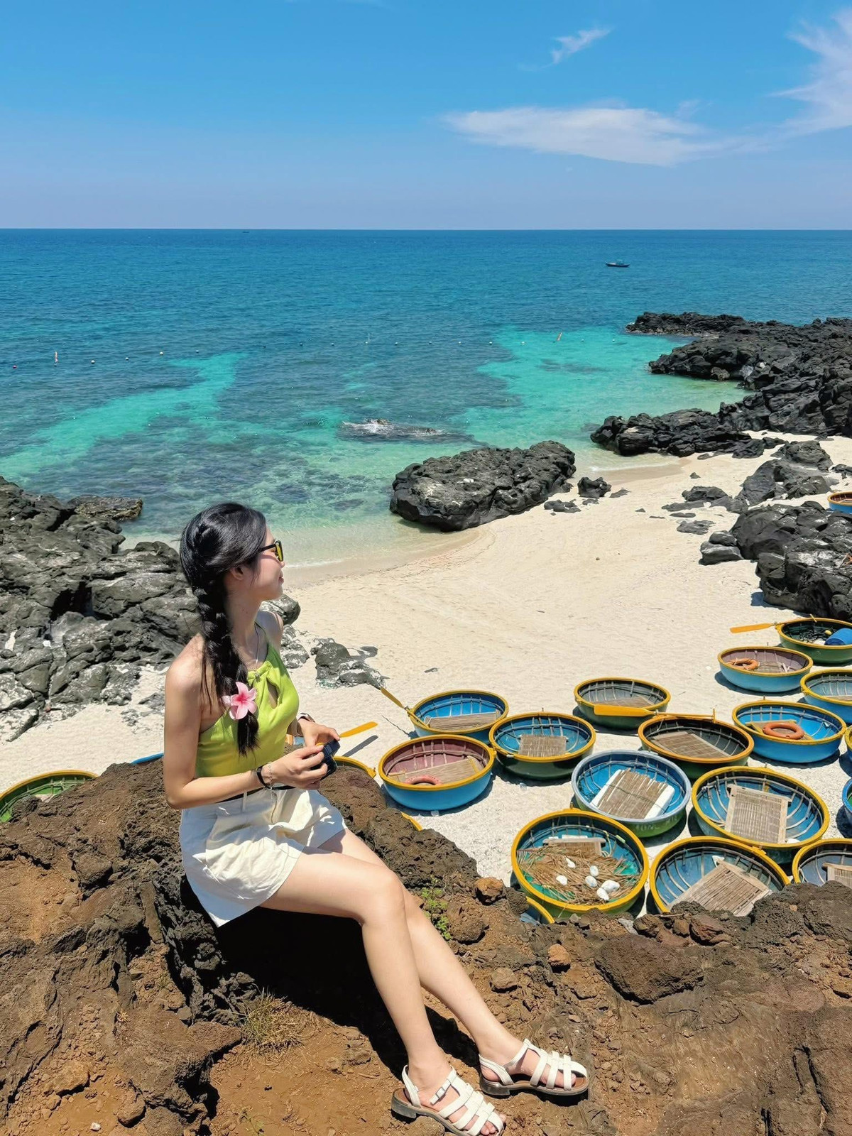 Mỗi ngày ở đảo bắt đầu từ rất sớm. Bình minh nơi đây có một vẻ dịu dàng đến lạ – khi mặt trời vừa nhú lên từ phía biển, ánh sáng vàng rót xuống mặt nước, gió mát rượi len vào tóc và tiếng sóng vỗ nhè nhẹ vào đá. Giữa mênh mông trời nước, con người bỗng thấy mình nhỏ bé, bình yên.