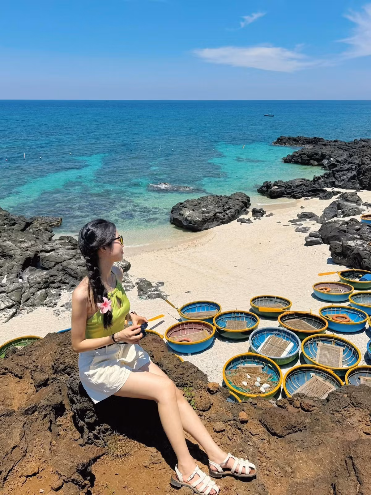 Mỗi ngày ở đảo bắt đầu từ rất sớm. Bình minh nơi đây có một vẻ dịu dàng đến lạ – khi mặt trời vừa nhú lên từ phía biển, ánh sáng vàng rót xuống mặt nước, gió mát rượi len vào tóc và tiếng sóng vỗ nhè nhẹ vào đá. Giữa mênh mông trời nước, con người bỗng thấy mình nhỏ bé, bình yên.