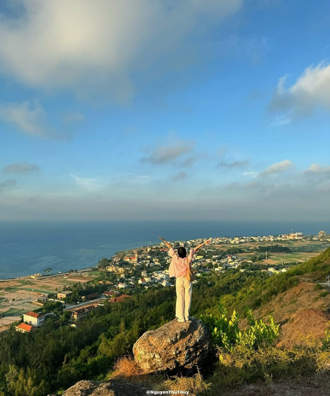 Sau buổi sáng ngắm bình minh, Thủy dành thời gian đi dạo khắp đảo. Không theo bản đồ, cũng chẳng cần lịch trình. Chỉ cần thấy một con đường nhỏ đẹp là rẽ vào. Có hôm cô ghé hàng bún cá gần chợ, hôm khác lại ngồi ở xe cà phê cóc bên đường, thưởng thức ly xu xoa mát lạnh và quan sát nhịp sống chậm rãi của đảo.