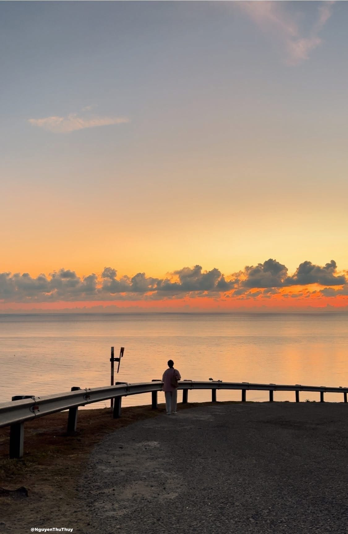 Lang thang qua những cánh đồng hành, tỏi – thứ cây đặc sản làm nên tên tuổi của đảo – Thủy gặp những người nông dân đang cần mẫn tưới nước giữa trưa nắng. Khi cô dừng lại chào, họ hỏi chuyện một cách chân tình. “Cháu thích nắng, thích biển nên đi thôi,” Thủy trả lời. Họ cười hiền, tiếp tục công việc, để lại cho cô những khoảnh khắc giản dị mà đáng nhớ.