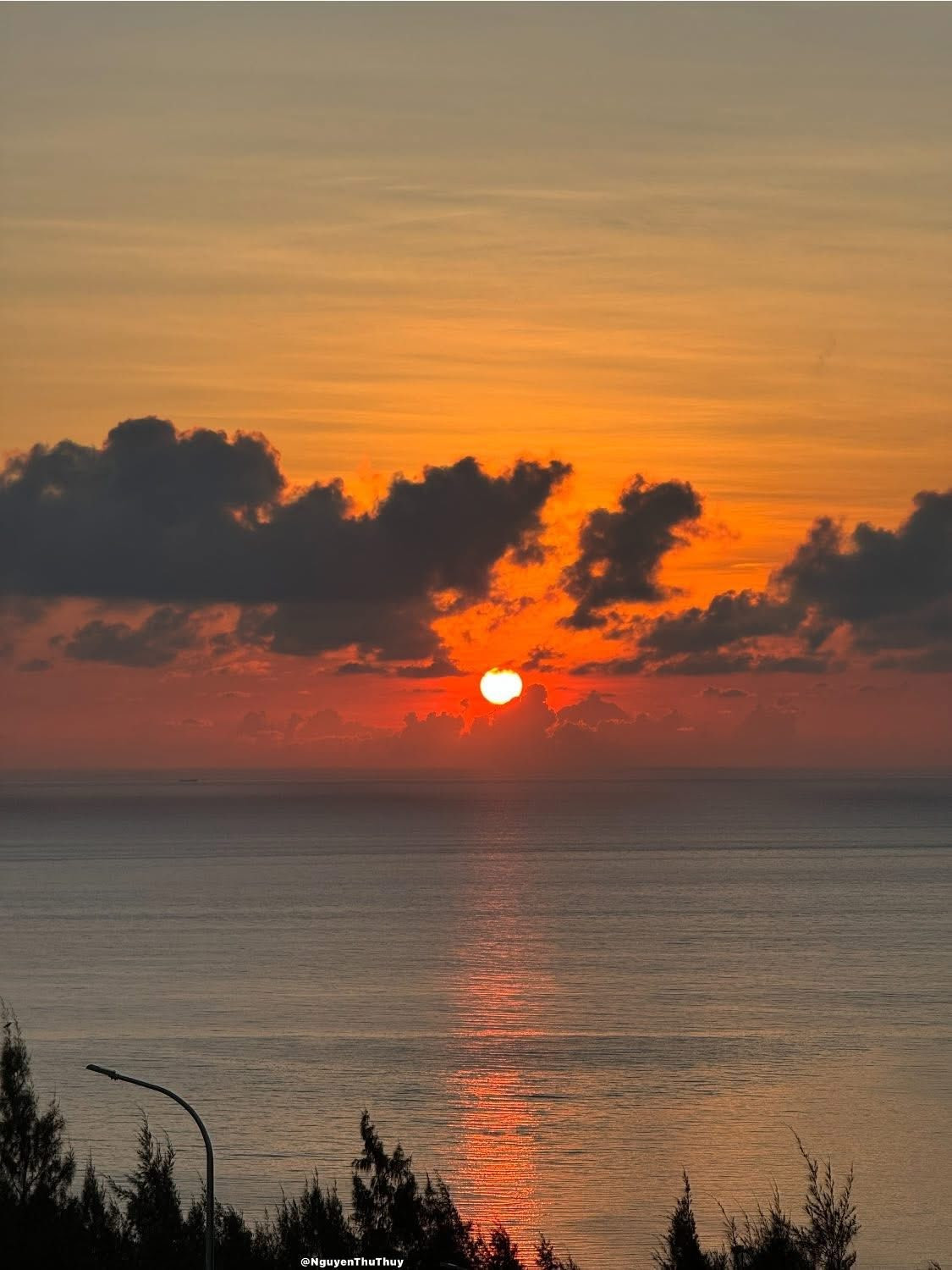 Chuyến đi không có lịch trình cụ thể, không có mục tiêu rõ ràng, nhưng lại đầy ắp cảm xúc. Đó không chỉ là hành trình khám phá một hòn đảo xinh đẹp giữa biển khơi, mà còn là hành trình hướng vào bên trong – để sống chậm, lắng nghe bản thân và mở lòng với những điều giản đơn nhất.