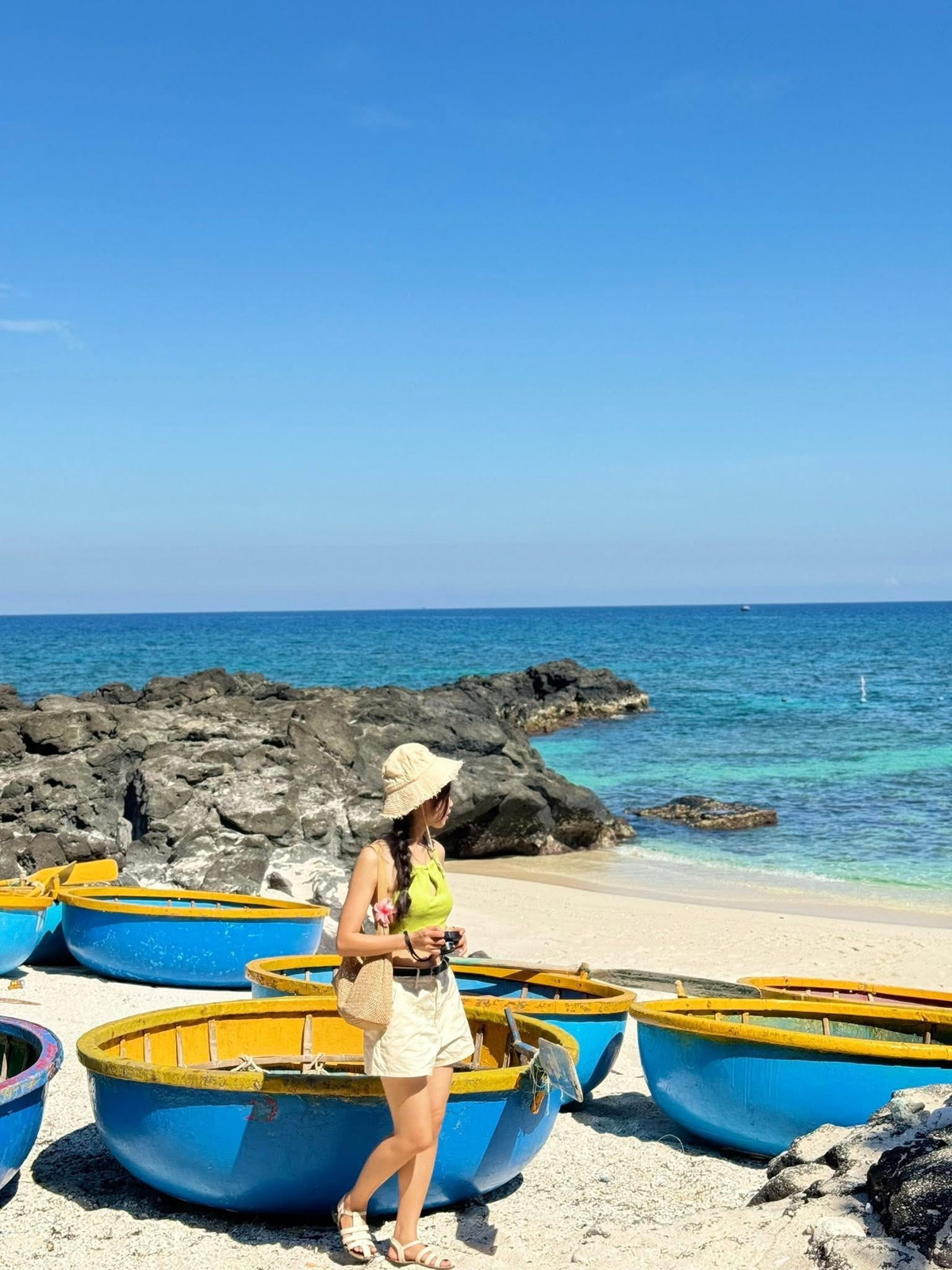 Một trong những điều tuyệt vời của việc đi một mình, là có cơ hội kết nối với những con người mới. Thủy đã gặp vài người bạn như thế: có người chỉ hỏi han đôi câu khi cùng đợi tàu, có người nhờ chụp giúp một tấm ảnh, rồi tình cờ trò chuyện, sau đó rủ nhau cùng khám phá Đảo Bé.