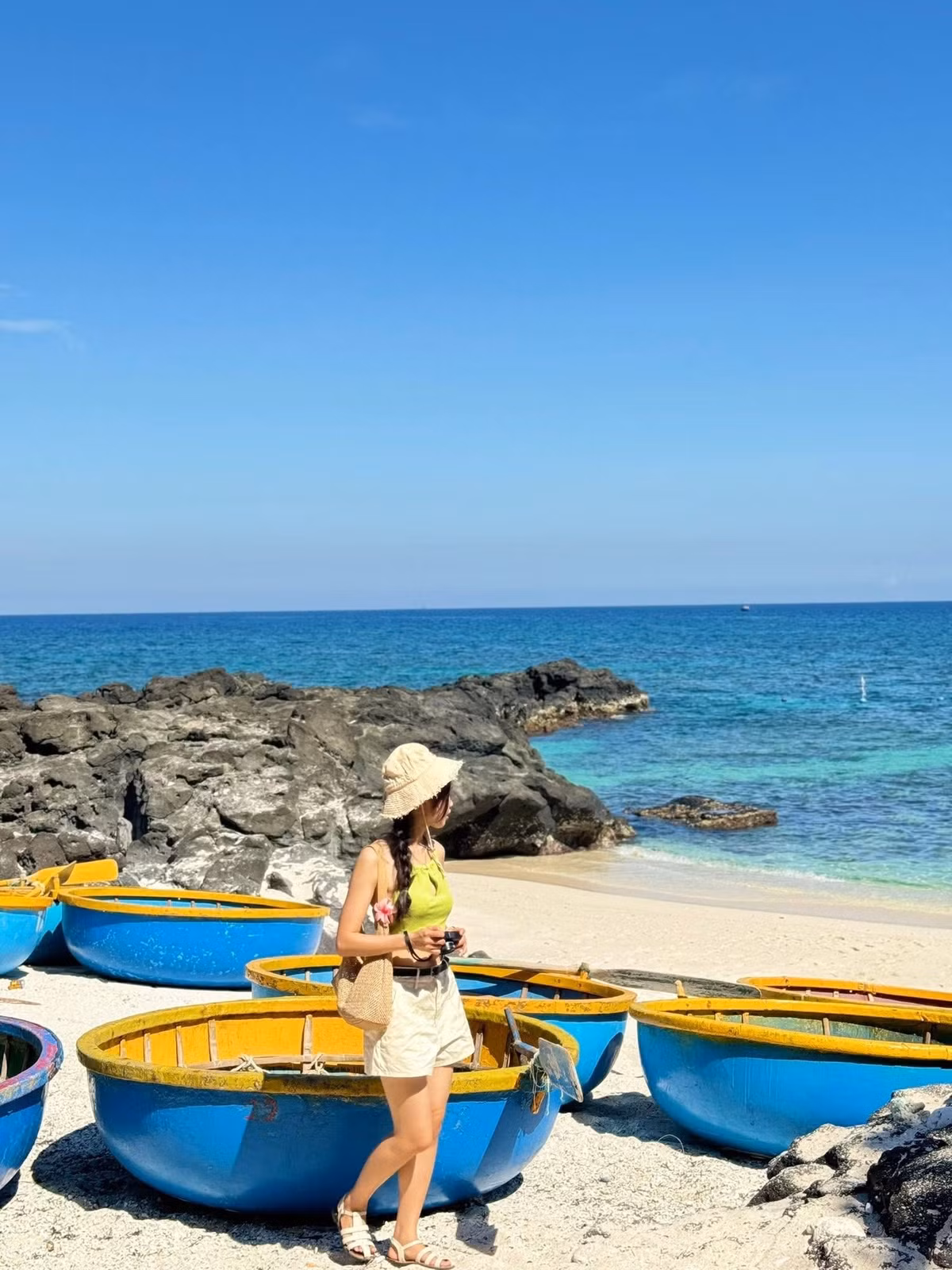 Một trong những điều tuyệt vời của việc đi một mình, là có cơ hội kết nối với những con người mới. Thủy đã gặp vài người bạn như thế: có người chỉ hỏi han đôi câu khi cùng đợi tàu, có người nhờ chụp giúp một tấm ảnh, rồi tình cờ trò chuyện, sau đó rủ nhau cùng khám phá Đảo Bé.