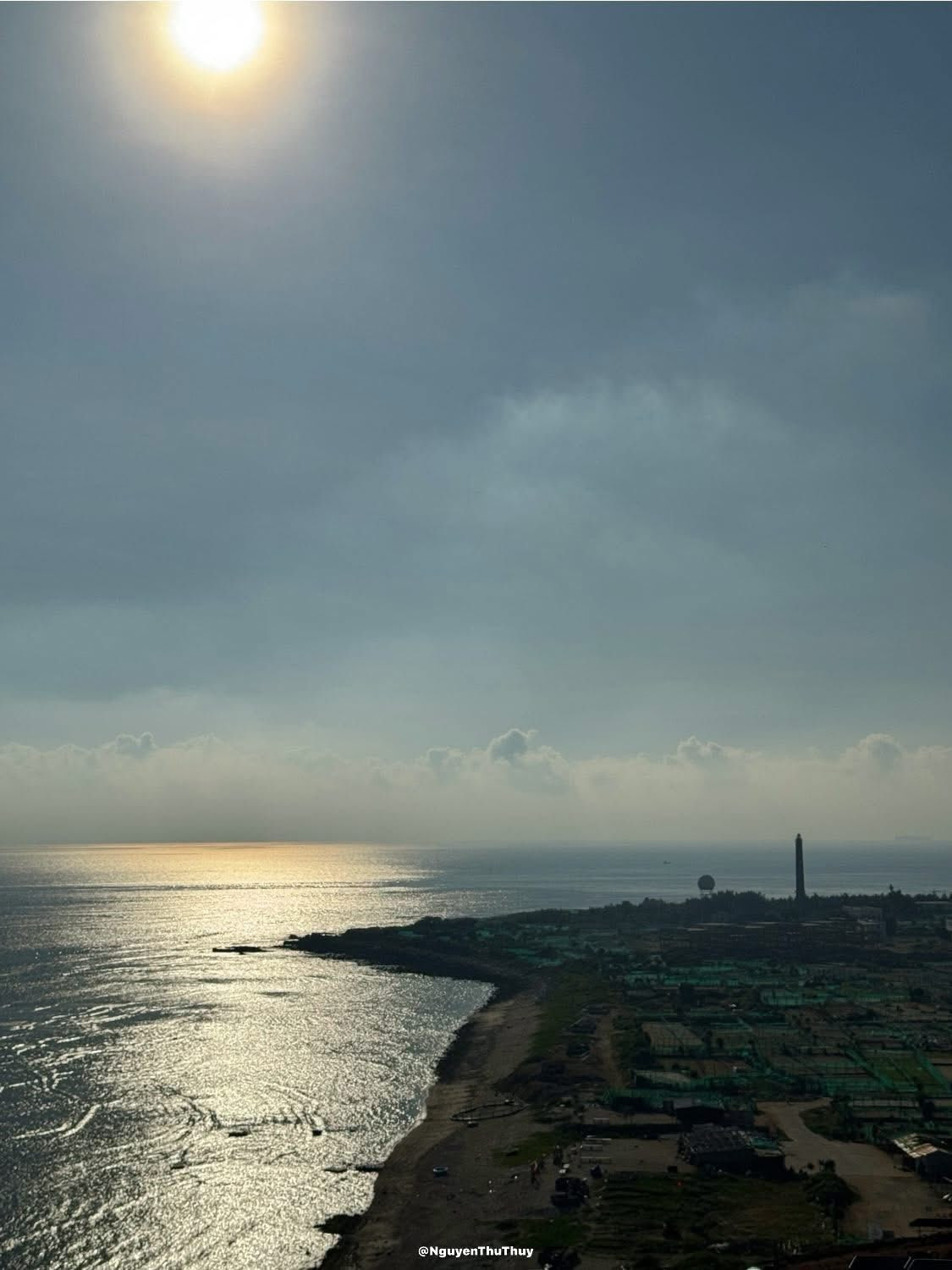 Ngày rời đảo, trời vẫn nắng như buổi sáng đầu tiên đặt chân đến. Thủy không mang gì về ngoài vài bức ảnh, chút mùi biển còn vương trong tóc, làn da sạm đi vì nắng, và cảm giác vương vấn không nguôi.