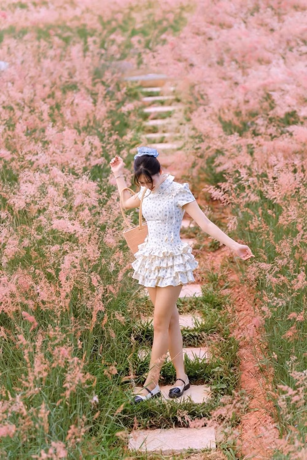 Đồi cỏ hồng bản Lùn chỉ mới được mở cửa đón khách vài năm gần đây, nhưng nhanh chóng trở thành tọa độ được yêu thích trên bản đồ du lịch Tây Bắc. Nhiều travel blogger và nhiếp ảnh gia tìm đến đây để ghi lại khung cảnh mộng mị của cao nguyên. Ảnh Phan Thị Thu Thuỷ