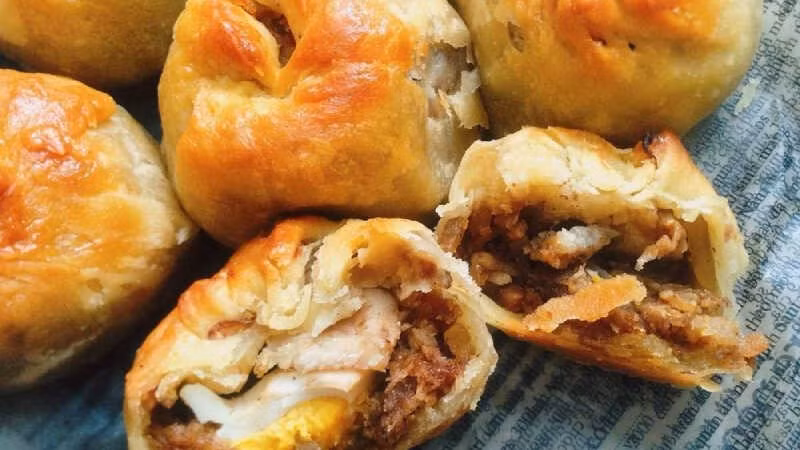 Điều đặc biệt khiến bánh xíu páo Nam Định nổi bật so với những nơi khác là sự mộc mạc, giản dị trong cách chế biến nhưng vẫn mang đậm bản sắc ẩm thực Hoa – Việt. Người làm bánh vẫn giữ nguyên cách thức truyền thống từ những ngày đầu, đảm bảo mỗi chiếc bánh khi ra lò đều đạt tiêu chuẩn về cả hương vị lẫn hình thức. Ảnh luhanhvietnam