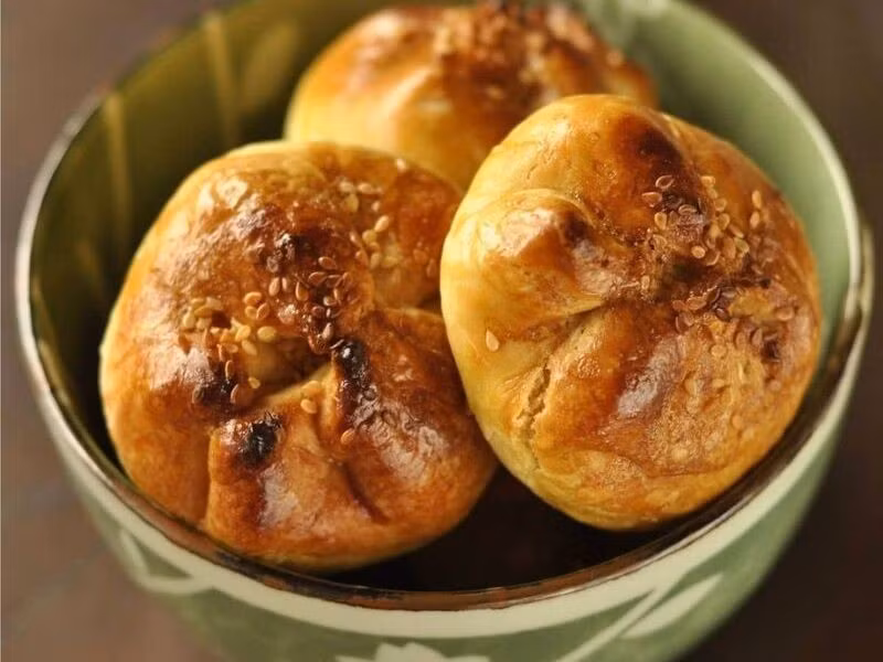 Các tiệm bánh gia truyền ở khu phố này vẫn giữ nguyên cách thức làm bánh truyền thống, vì vậy, nếu có dịp ghé thăm Nam Định, đừng quên ghé qua phố Hàng Sắt để thưởng thức món ăn này. Ảnh MIA