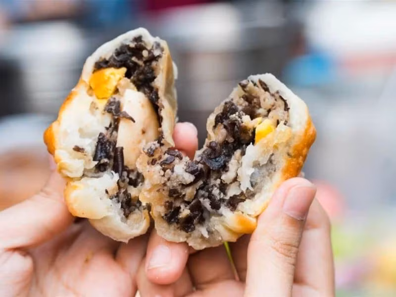 Mặc dù giá cả phải chăng, nhưng chất lượng của bánh lại không hề bị giảm sút. Từng chiếc bánh được làm thủ công, nướng đến khi vàng đều và giòn rụm, đảm bảo hương vị luôn tươi mới và hấp dẫn. Ảnh MIA