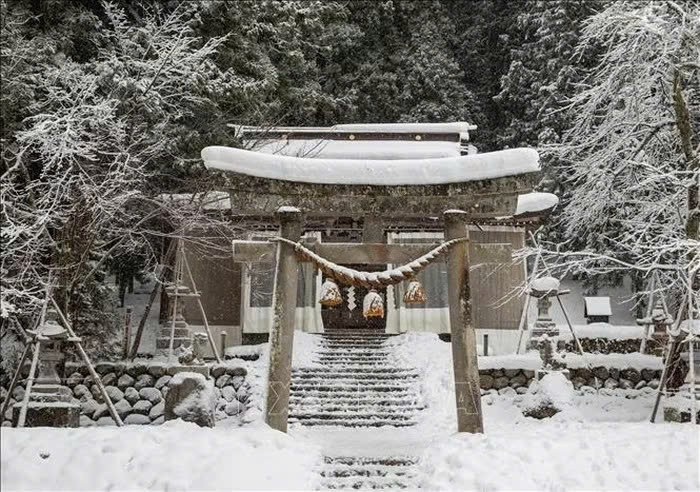 Mùa đông được xem là thời điểm đẹp nhất trong năm để ghé thăm Shirakawa-go. Ban ngày, du khách có thể thong thả dạo bước quanh làng, ngắm nhìn những ngôi nhà cổ phủ tuyết, ghé thăm các bảo tàng dân gian hay đơn giản là tận hưởng bầu không khí trong lành, yên ả hiếm có. Ảnh TTXVN