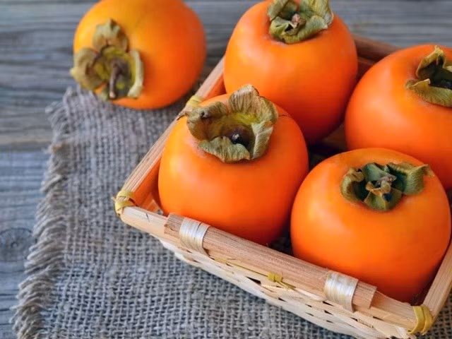 Các hợp chất như catechin và polyphenol trong hồng có tác dụng chống viêm, kháng khuẩn, giúp giảm các phản ứng viêm không mong muốn trong cơ thể, hỗ trợ phòng ngừa nhiều bệnh lý nhiễm trùng thường gặp. Ảnh minh hoạ