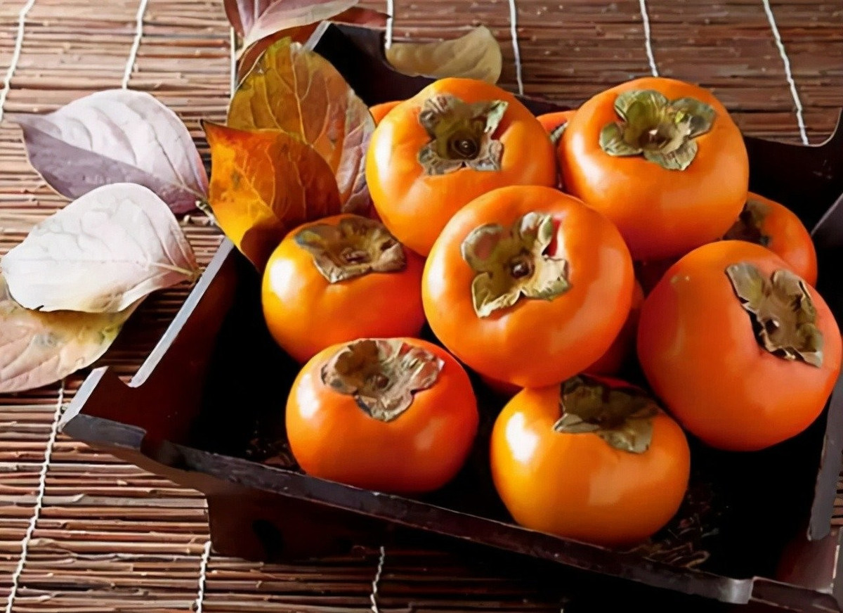 Hồng là nguồn vitamin C tự nhiên dồi dào, một chất chống oxy hóa quan trọng giúp cơ thể sản sinh tế bào bạch cầu, chống lại vi khuẩn, virus và các tác nhân gây bệnh. Ăn hồng đều đặn, đặc biệt vào mùa thu – khi thời tiết dễ thay đổi, sẽ giúp cơ thể chống lại cảm lạnh, cảm cúm hiệu quả. Ảnh minh hoạ