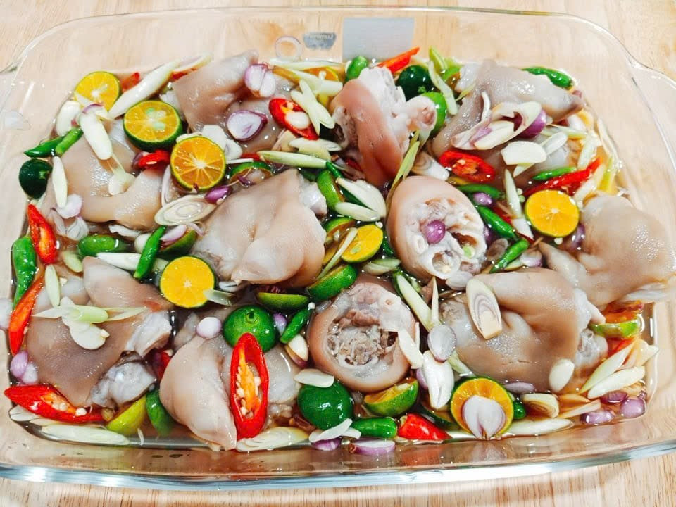 Kết hợp chân giò heo với rau xanh và vitamin C còn giúp cơ thể tổng hợp collagen nội sinh, từ đó giảm khô, chảy xệ, giúp da căng mịn và rạng rỡ hơn. Ảnh minh họa