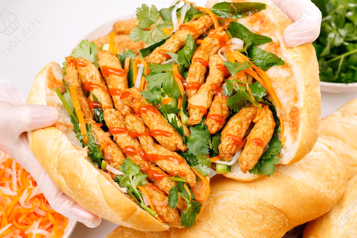 Đừng bỏ qua bánh mì chả cá – món ăn “quốc dân” Nha Trang. Chả cá chiên vàng thơm lừng kẹp trong ổ bánh mì giòn ruộm, thêm chút rau dưa và tương ớt cay nhẹ – đơn giản mà ngon bá cháy. Có mặt khắp các con đường từ Phan Chu Trinh đến Ngô Gia Tự, chỉ 10.000 – 15.000 đồng/ổ. Ảnh Internet