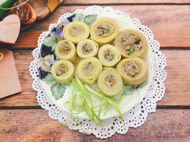 Người mắc bệnh gout cũng cần tránh xa món ăn này. Măng chứa một lượng nhất định purin – hợp chất khi chuyển hóa trong cơ thể sẽ tạo ra acid uric. Ở người bệnh gout, lượng acid uric trong máu vốn đã cao, việc ăn măng có thể khiến tình trạng viêm khớp, sưng đau tái phát mạnh hơn. Do đó, những món như măng hầm giò, măng muối hay măng xào nhiều đạm đều không phù hợp. Ảnh minh hoạ