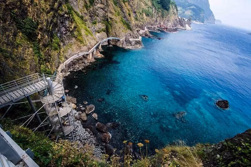 Nếu Jeju quen thuộc thì đảo Ulleungdo lại đem đến cảm giác mới mẻ với vẻ đẹp nguyên sơ hiếm có. Mùa thu, hòn đảo khoác lên mình bức tranh hùng vĩ với núi non trùng điệp, đại dương xanh biếc và bầu trời trong vắt. Ảnh Datviettour