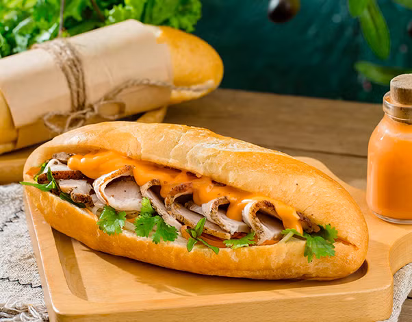 Điều đặc biệt, dù liên tục được vinh danh toàn cầu, bánh mì vẫn giữ giá bình dân tại Việt Nam, từ 15.000 – 70.000 đồng tùy loại. Tinh thần “ngon – bổ – rẻ” khiến món ăn trở thành lựa chọn yêu thích của hàng triệu người, từ học sinh, sinh viên, đến dân văn phòng hay khách du lịch. Ảnh Internet