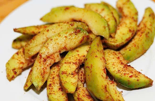 Vitamin A và C cùng các chất chống oxy hóa trong quả cóc còn giúp bảo vệ tế bào khỏi các gốc tự do, hỗ trợ cơ thể chống lại tác động của môi trường. Ảnh minh họa