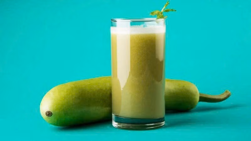 Việc uống nước ép bí đao mỗi ngày với lượng lớn cũng không được khuyến khích, đặc biệt là trong những ngày nắng nóng, vì có thể khiến cơ thể bị rối loạn cân bằng nước.