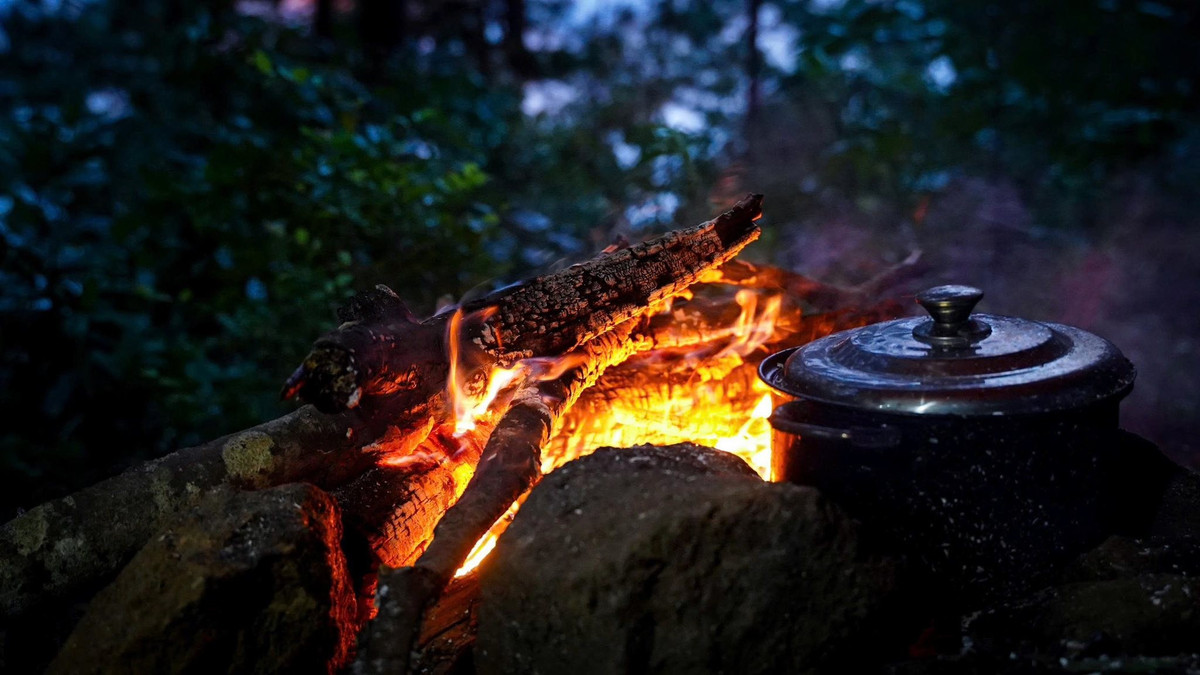 Với vị trí không quá xa Măng Đen, thác Hùng Ngàn có thể được kết hợp trong hành trình du lịch – trekking trong ngày hoặc hai ngày.