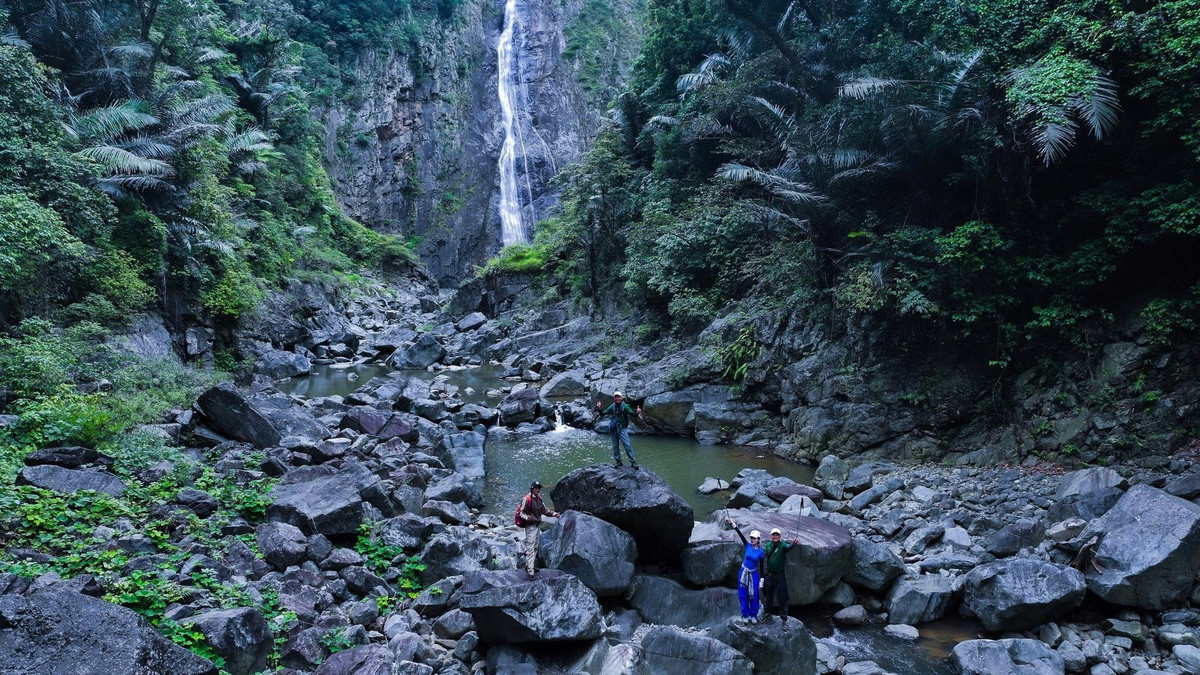Điểm đặc biệt của thác Hùng Ngàn không chỉ nằm ở vẻ đẹp tự nhiên, mà còn ở sự nguyên sơ gần như nguyên vẹn. Hiện nay, nơi đây mới chỉ được một số đơn vị địa phương khai thác tour trekking với quy mô nhỏ. Du khách muốn khám phá thác cần có hướng dẫn viên am hiểu địa hình, đồng thời chuẩn bị kỹ về thể lực và trang thiết bị như giày trekking, quần áo dài tay, mũ, gậy leo núi và đồ bảo hộ cần thiết.
