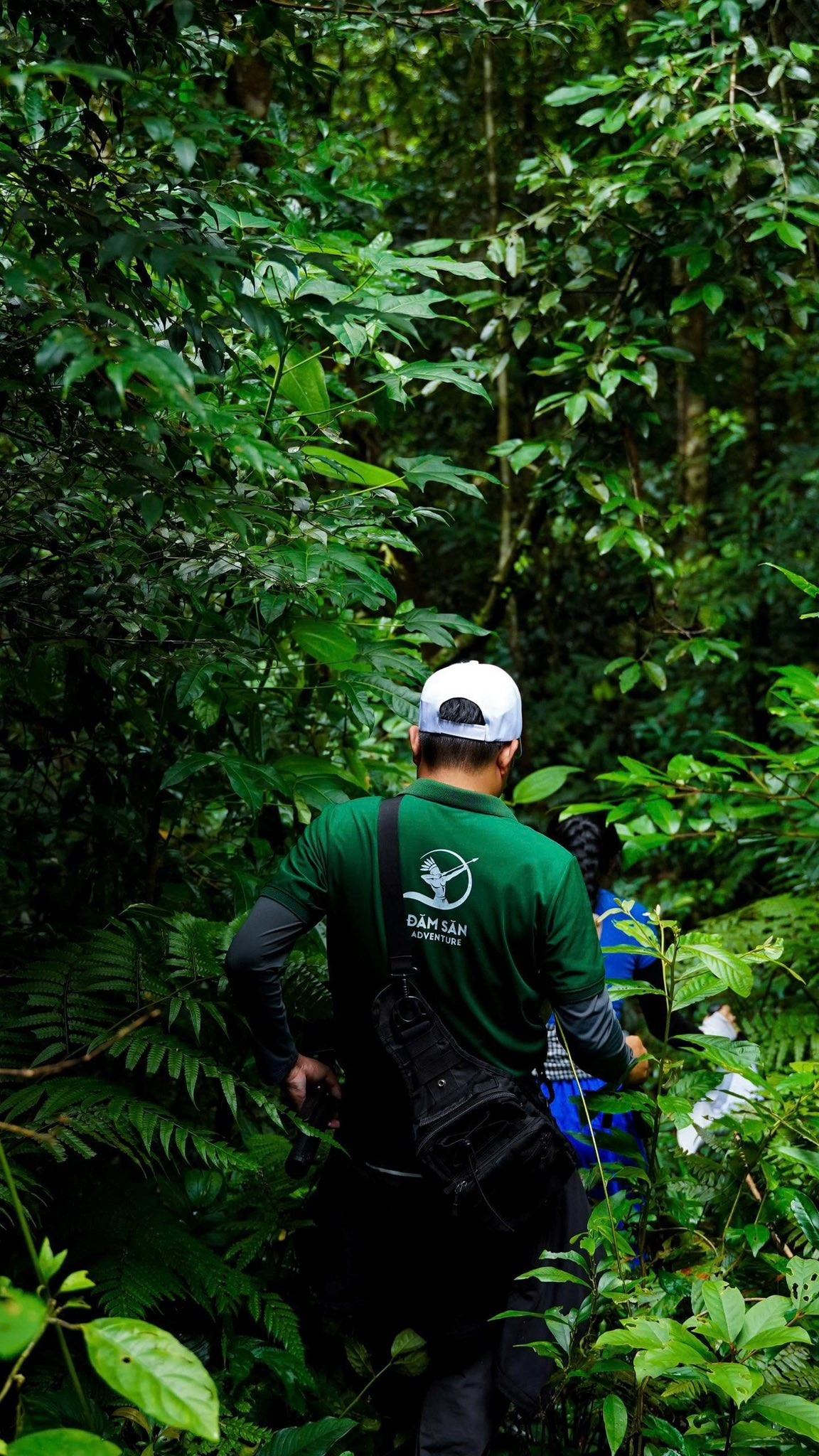 Không ồn ào, không biển chỉ dẫn rực rỡ, cung đường đến thác Hùng Ngàn là hành trình dành cho những ai yêu thích cảm giác “đi vào rừng”. Du khách men theo các lối mòn nhỏ, băng qua rừng già rậm rạp, vượt dốc đất, đá trơn và những con suối nhỏ len lỏi dưới tán cây cổ thụ. Càng tiến sâu, không gian càng tĩnh lặng, chỉ còn tiếng gió rừng, tiếng chim gọi bầy và âm thanh nước chảy vọng lại từ xa.