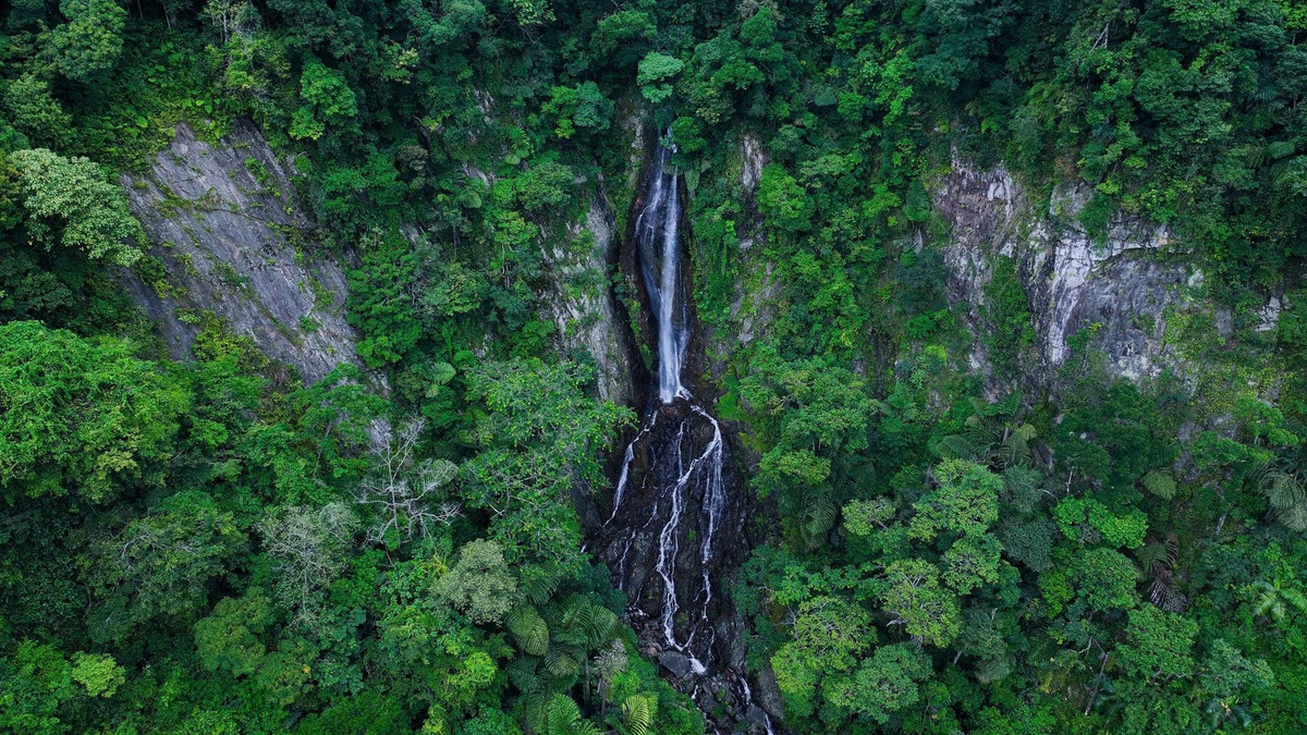 Thác Hùng Ngàn nằm tại thôn Kon Pling, xã Kon Plong, tỉnh Quảng Ngãi (trước đây thuộc làng Kon Pling, xã Hiếu). Từ trung tâm thị trấn Măng Đen, du khách di chuyển khoảng 50km để tiếp cận khu vực thác. Nếu xuất phát từ trung tâm xã Hiếu cũ, quãng đường rút ngắn còn khoảng 20km, đi qua khu vực gần nhà máy thủy điện Đăk Re.