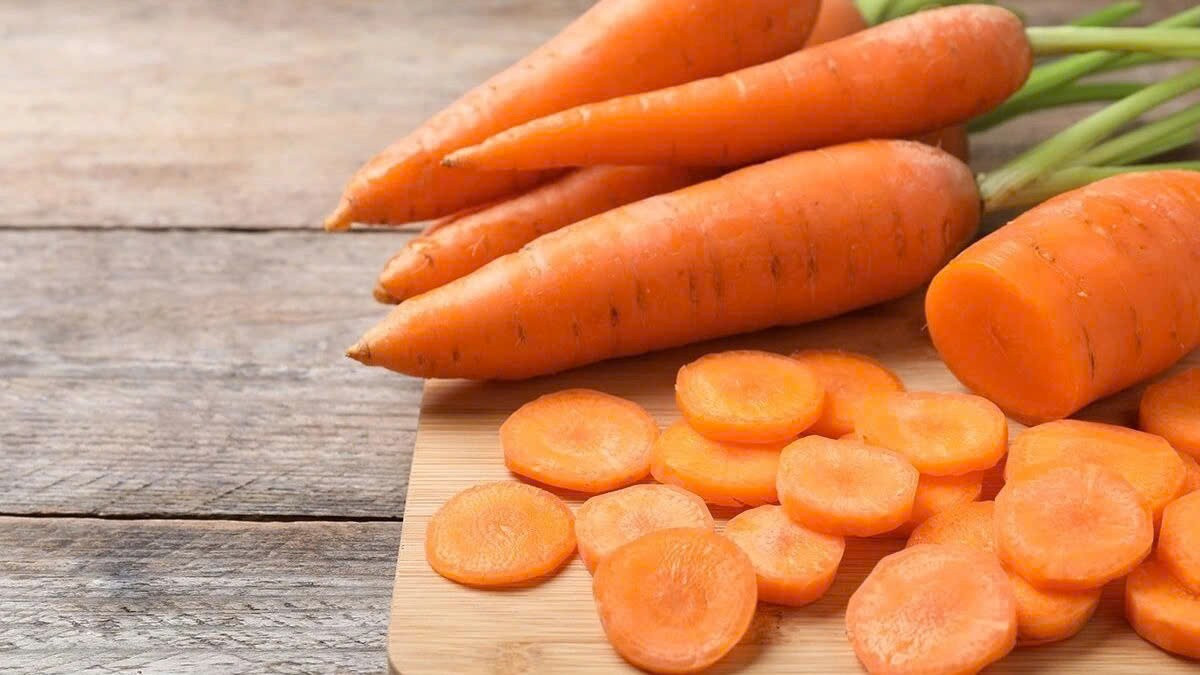Giàu beta-carotene và chất xơ, cà rốt giúp loại bỏ độc tố trong máu và giảm hấp thu cholesterol. Ăn cà rốt thường xuyên cũng cải thiện hoạt động của đường ruột, từ đó hỗ trợ quá trình trao đổi chất và duy trì sức khỏe hệ tuần hoàn. Ảnh minh hoạ