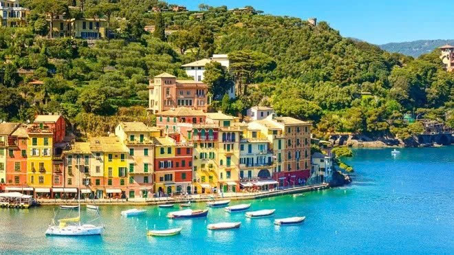 Tại thị trấn Portofino, nổi tiếng với các điểm check-in trên mạng xã hội, hành vi đứng quá lâu tại các điểm này cũng bị phạt nhằm tránh tắc nghẽn giao thông. Ảnh The Times