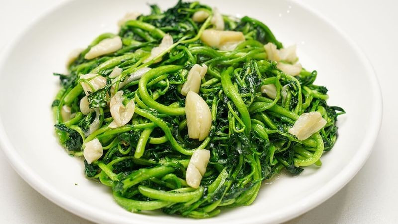 Rau cải xoong cũng được xem là “vua” vitamin A trong các loại rau xanh. Nấu chín 80g cải xoong cung cấp khoảng 943 mcg vitamin A, cùng nhiều vitamin C, K và hợp chất chống oxy hóa. Ảnh minh họa