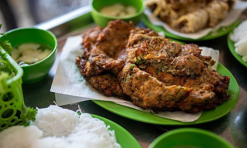 Không dễ để chờ đúng mùa, cũng chẳng dễ để thưởng thức trọn vẹn hương vị rươi tươi. Nhưng chính sự hiếm hoi ấy đã khiến mỗi năm, khi mùa nước về, rươi lại trở thành món “lộc trời” được nhiều người mong ngóng – một phần ký ức ẩm thực khó thay thế của vùng ven sông Hải Phòng. Ảnh Vinpearl