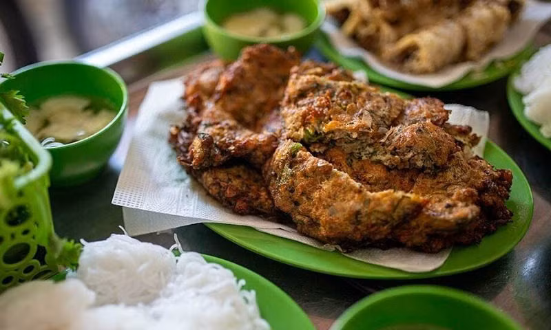 Không dễ để chờ đúng mùa, cũng chẳng dễ để thưởng thức trọn vẹn hương vị rươi tươi. Nhưng chính sự hiếm hoi ấy đã khiến mỗi năm, khi mùa nước về, rươi lại trở thành món “lộc trời” được nhiều người mong ngóng – một phần ký ức ẩm thực khó thay thế của vùng ven sông Hải Phòng. Ảnh Vinpearl