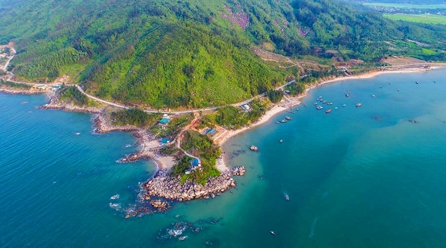 Không ồn ào, Hà Tĩnh lại chinh phục du khách bằng vẻ đẹp nguyên sơ và nhịp sống chậm. Bãi biển Thiên Cầm vẫn giữ được nét hoang sơ, trong khi Vườn quốc gia Vũ Quang đóng vai trò như lá phổi xanh với hệ sinh thái rừng phong phú.