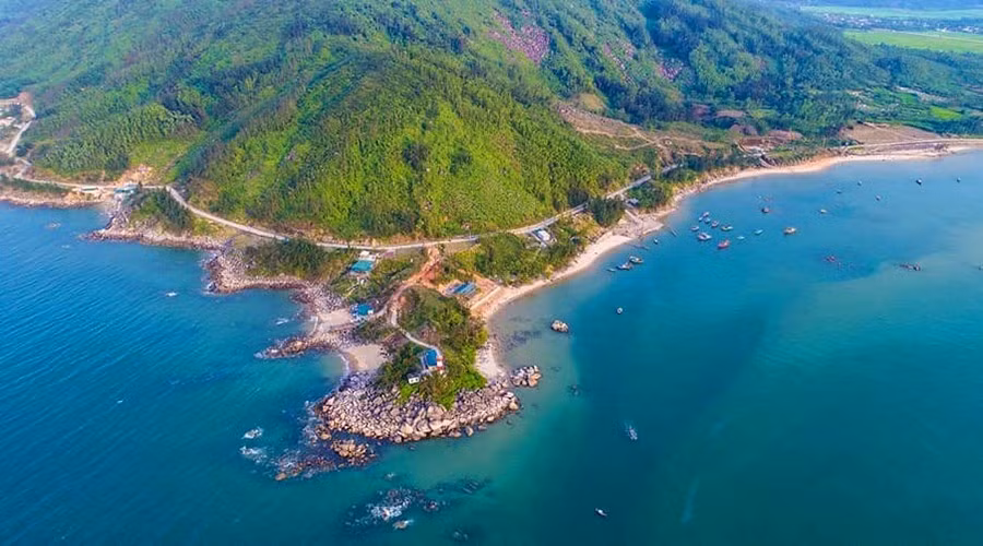 Không ồn ào, Hà Tĩnh lại chinh phục du khách bằng vẻ đẹp nguyên sơ và nhịp sống chậm. Bãi biển Thiên Cầm vẫn giữ được nét hoang sơ, trong khi Vườn quốc gia Vũ Quang đóng vai trò như lá phổi xanh với hệ sinh thái rừng phong phú.