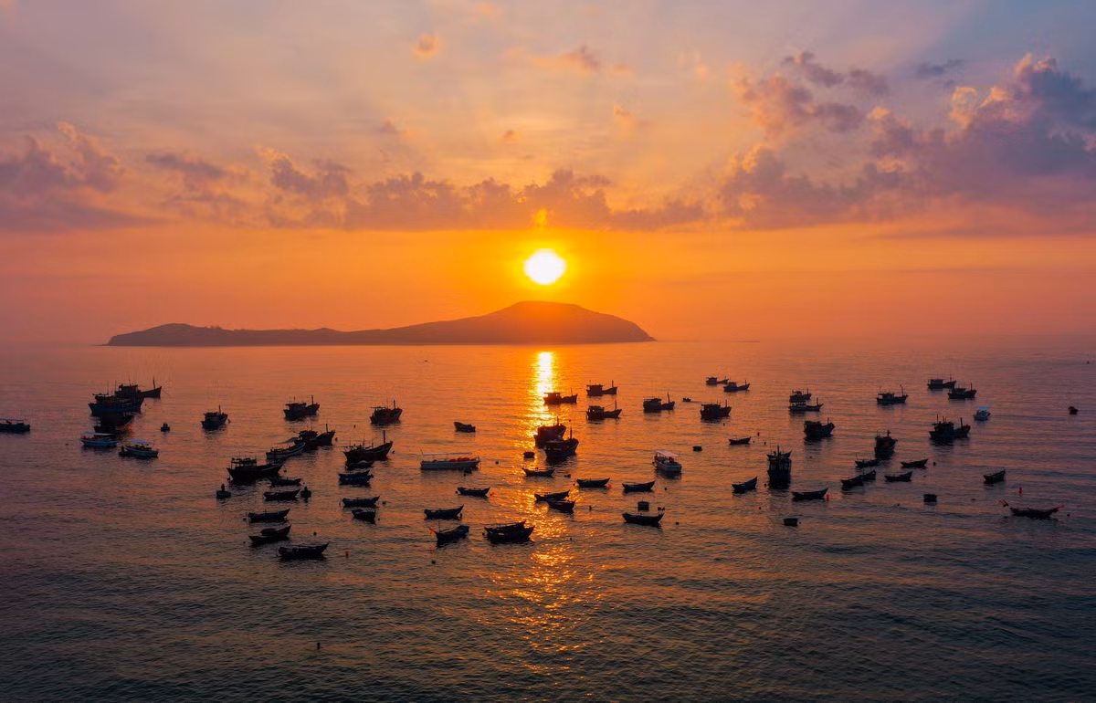 Đặt chân đến đây, du khách không chỉ được hòa mình vào không gian yên ả giữa biển trời, mà còn được cảm nhận sự thanh thản, tạm rời xa những ồn ào của cuộc sống thường nhật. Cù Lao Mái Nhà xứng đáng là một trong những địa điểm đáng trải nghiệm nhất của Phú Yên, nơi mỗi khoảnh khắc đều là một sự kết nối sâu sắc với thiên nhiên. Ảnh Bùi Ngọc Lâm