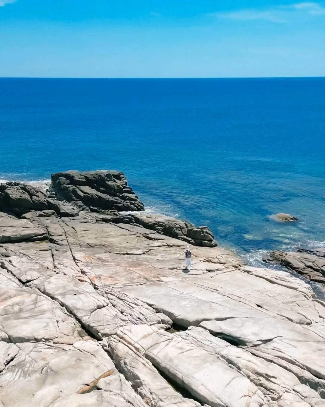 Mỗi ngày, chỉ một vài chiếc thuyền nhỏ chở du khách từ bến thuyền An Hải ra đảo, sau 20 phút lắc lư giữa sóng nước. Ảnh Phương Tali