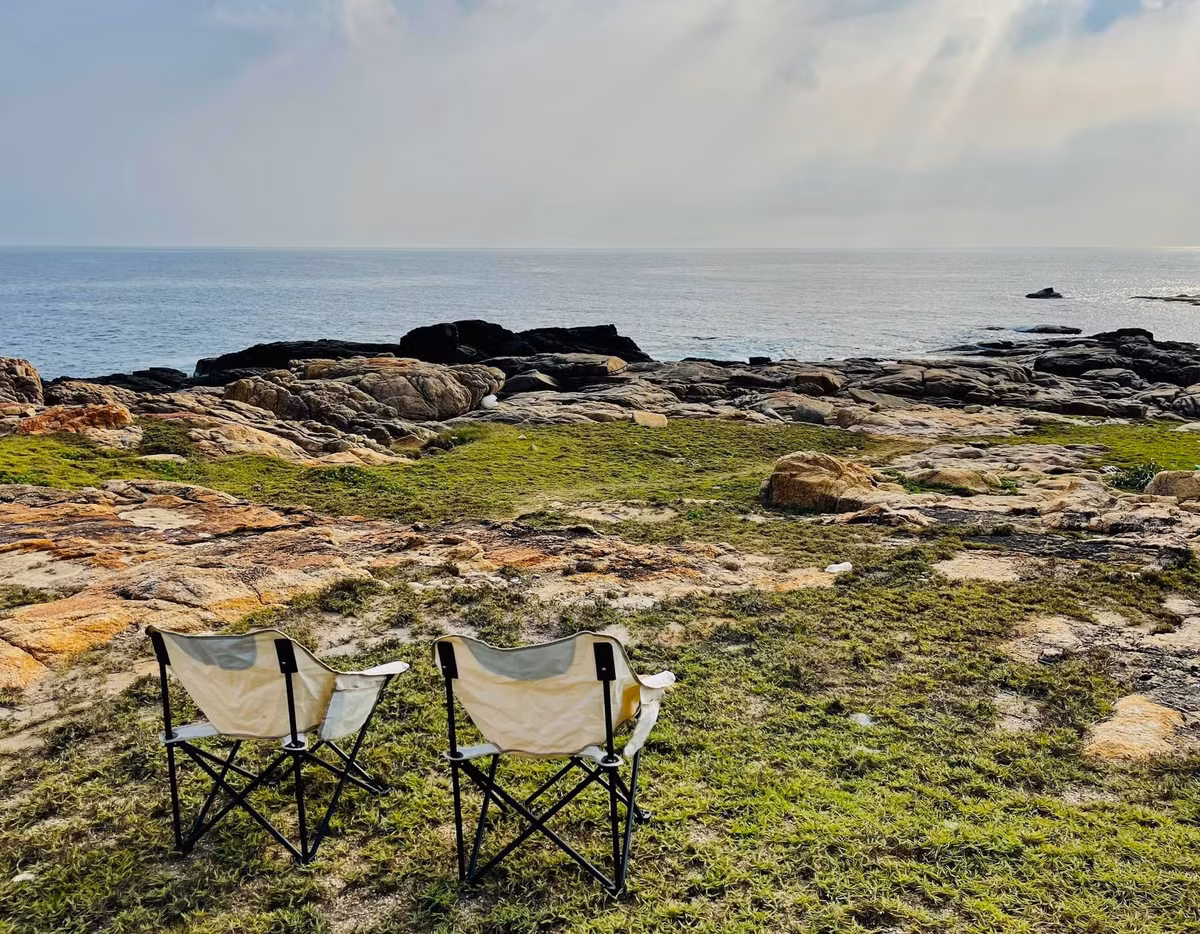 Trên đảo chỉ có vài hộ dân sinh sống, với nguồn điện sử dụng từ máy phát. Ban đêm, không đèn đường, không wifi, chỉ có tiếng sóng vỗ, gió biển và ánh trăng mờ ảo. Ảnh Bùi Ngọc Lâm