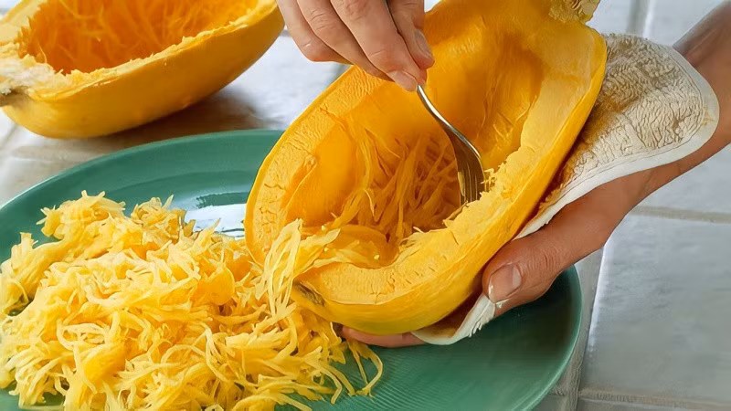 Nhờ giàu Beta-Carotene và Vitamin C, bí sợi mì là nguồn chống oxy hóa tự nhiên mạnh mẽ. Các hợp chất này trung hòa gốc tự do, giảm stress oxy hóa và bảo vệ tế bào khỏi tổn thương. Việc bổ sung loại bí này thường xuyên có thể giúp làm chậm quá trình lão hóa và giảm nguy cơ mắc các bệnh mãn tính như tim mạch hay ung thư.