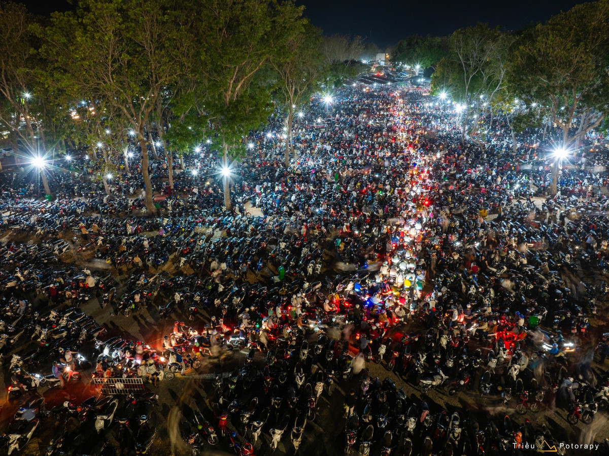 Không ít du khách lựa chọn ở lại đến khuya, thậm chí qua đêm dưới chân núi để tận hưởng trọn vẹn không khí hội xuân. Những bữa ăn dã ngoại, ánh đèn lung linh và tiếng nhạc vang vọng khiến nơi đây mang dáng dấp của một “festival” ngoài trời, nơi truyền thống và hiện đại giao thoa.