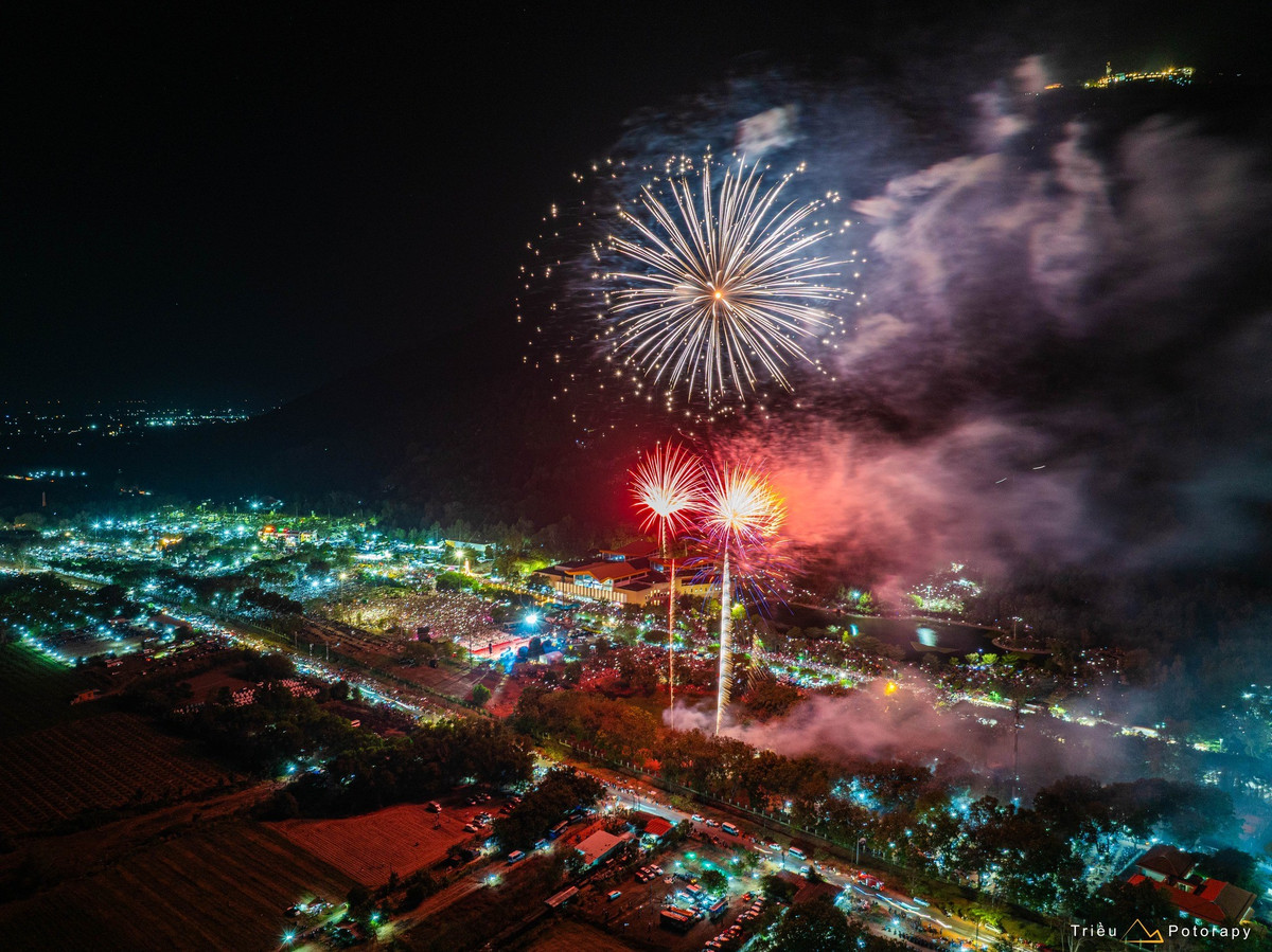 Với nhiều người Việt, tháng giêng là thời điểm mở đầu cho những chuyến du xuân kết hợp hành hương. Tại Nam Bộ, núi Bà Đen từ lâu đã trở thành điểm đến quen thuộc cho hành trình cầu an đầu năm. Du khách tìm đến không chỉ để ngắm cảnh núi non hùng vĩ mà còn để dâng hương, gửi gắm ước nguyện bình an, may mắn cho năm mới.