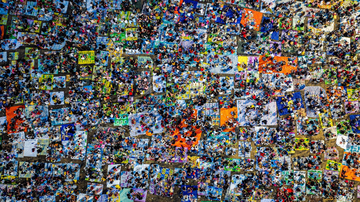 Tối 20/2 (mùng 4 Tết), khu vực chân núi Bà Đen (Tây Ninh) bừng sáng trong không khí lễ hội khi dòng người từ nhiều nơi đổ về tham dự lễ khai mạc Hội Xuân. Từ trên cao, quảng trường và các bãi đất rộng phủ kín sắc màu của bạt dã ngoại, tạo nên một bức tranh sống động hiếm thấy trong hành trình du xuân đầu năm.