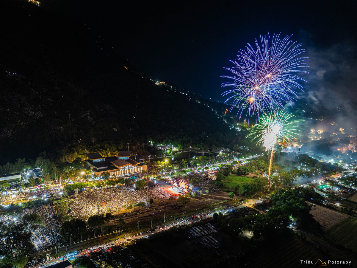 Sự hòa quyện giữa không gian linh thiêng, cảnh sắc thiên nhiên và các hoạt động lễ hội hiện đại đã biến núi Bà Đen thành điểm nhấn nổi bật trên bản đồ du lịch đầu năm. Trong những ngày tháng giêng, nơi đây không chỉ là điểm hành hương mà còn là hành trình trải nghiệm văn hóa, nơi du khách có thể cảm nhận trọn vẹn nhịp sống lễ hội rộn ràng của miền đất phương Nam.