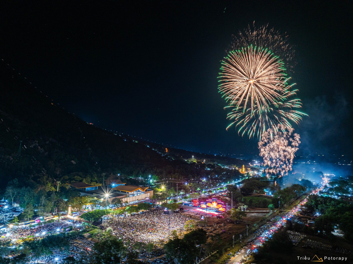 Trong tiết trời đầu năm dễ chịu, dòng người hành hương và du khách tham quan càng thêm đông đúc. Khi đêm xuống, ánh đèn sân khấu rực rỡ hòa cùng âm nhạc và tiếng reo hò tạo nên không gian vừa sôi động vừa ấm áp, mang đậm tinh thần lễ hội phương Nam.