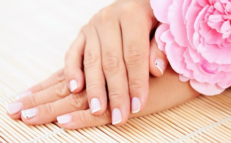 Tuy nhiên, trong nhịp sống bận rộn, nhiều người thường bỏ quên việc chăm sóc móng, khiến móng dễ gãy, xước, ố vàng hoặc bong tróc. Thực tế, để có móng tay đẹp không nhất thiết phải đến tiệm làm móng thường xuyên. Chỉ cần duy trì những thói quen đơn giản hằng ngày, bạn hoàn toàn có thể nuôi dưỡng bộ móng khỏe mạnh ngay tại nhà. Ảnh minh hoạ