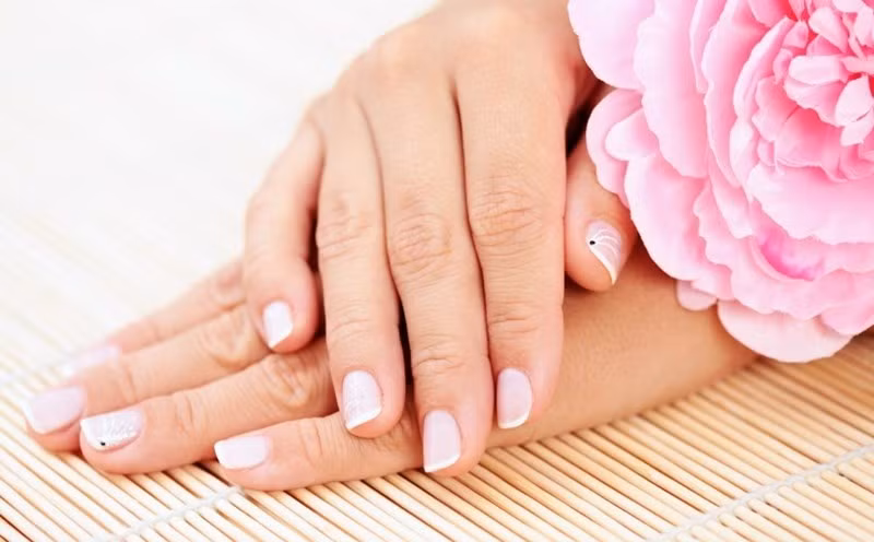 Tuy nhiên, trong nhịp sống bận rộn, nhiều người thường bỏ quên việc chăm sóc móng, khiến móng dễ gãy, xước, ố vàng hoặc bong tróc. Thực tế, để có móng tay đẹp không nhất thiết phải đến tiệm làm móng thường xuyên. Chỉ cần duy trì những thói quen đơn giản hằng ngày, bạn hoàn toàn có thể nuôi dưỡng bộ móng khỏe mạnh ngay tại nhà. Ảnh minh hoạ