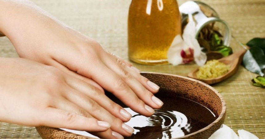 Trước hết, việc giữ cho móng tay luôn sạch sẽ và khô ráo đóng vai trò nền tảng. Vi khuẩn và nấm rất dễ phát triển trong môi trường ẩm, vì vậy sau khi rửa tay, cần lau khô kỹ vùng móng. Móng tay cũng nên được vệ sinh thường xuyên bằng cách chà nhẹ với bàn chải nhỏ để loại bỏ bụi bẩn tích tụ. Đồng thời, việc giữ móng ở độ dài vừa phải và làm sạch các dụng cụ làm móng cũng giúp hạn chế nguy cơ nhiễm khuẩn. Ảnh minh họa